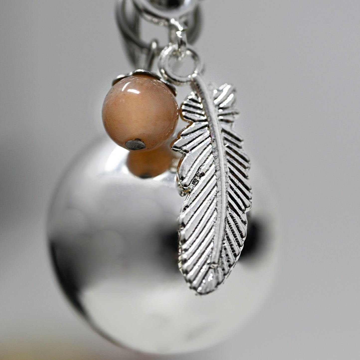 Bola de Grossesse SHANA - Pierre du soleil et pendentif plume indienne