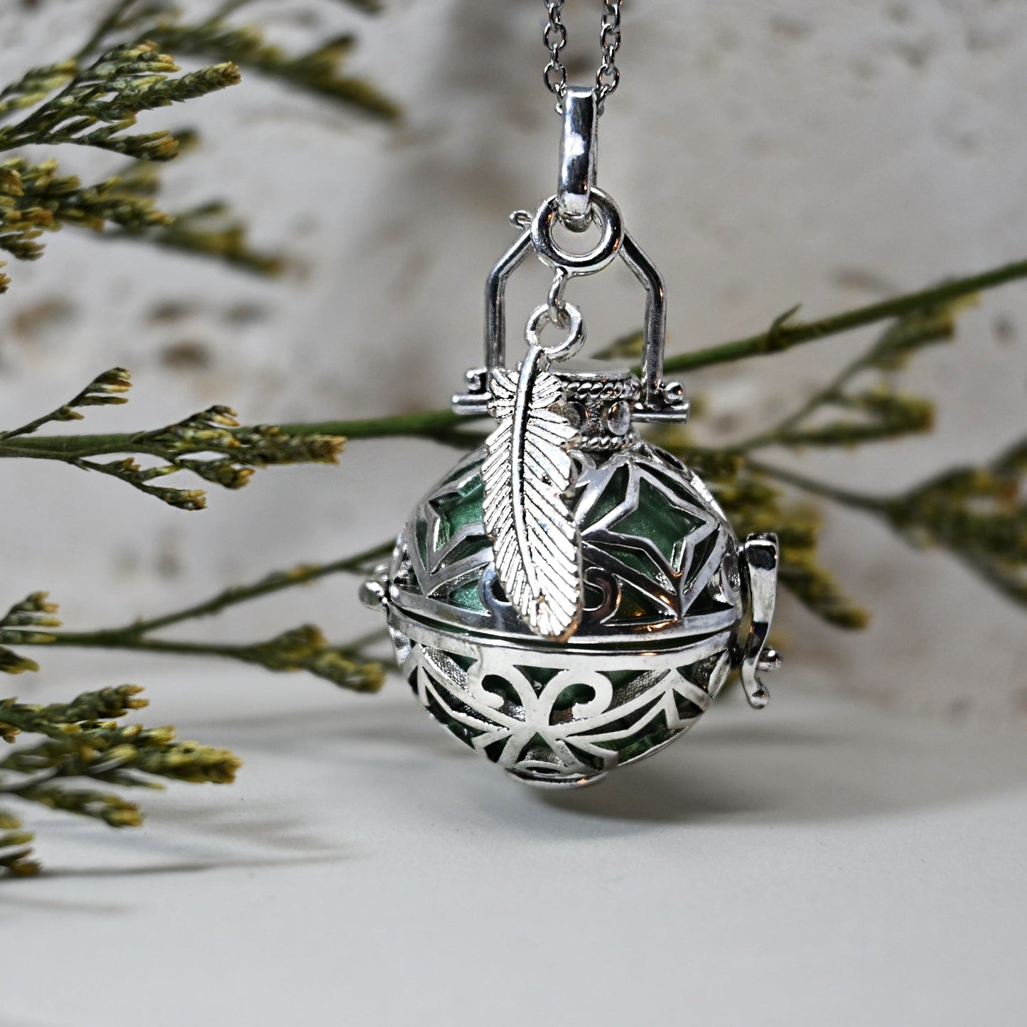 Bola de Grossesse - Lidia Colliers Bola 100% Plaqué Argent, Bille Verte 20mm, Cage 22mm avec Chaine, Création Française, Pendentif Plume