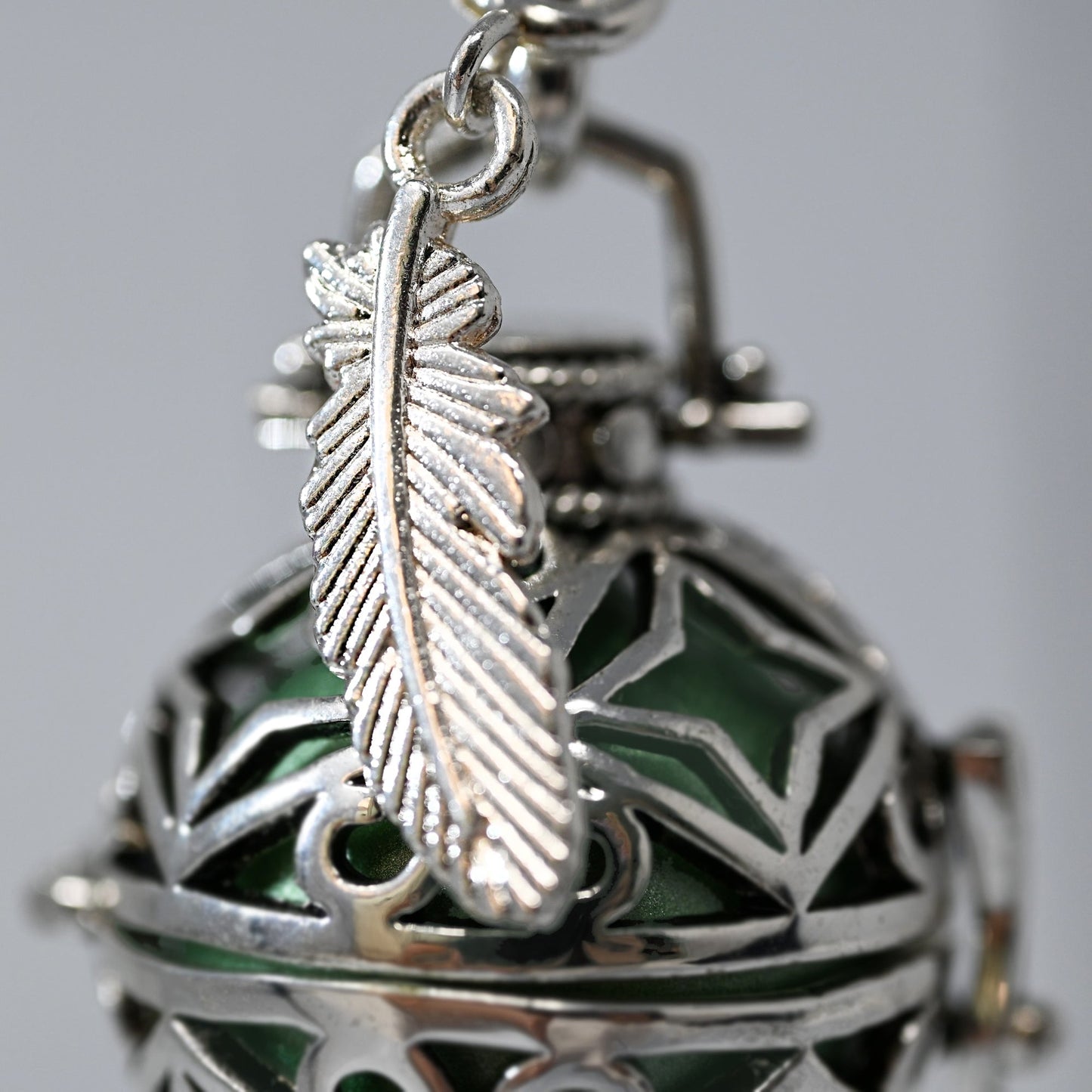 Bola de Grossesse - Lidia Colliers Bola 100% Plaqué Argent, Bille Verte 20mm, Cage 22mm avec Chaine, Création Française, Pendentif Plume