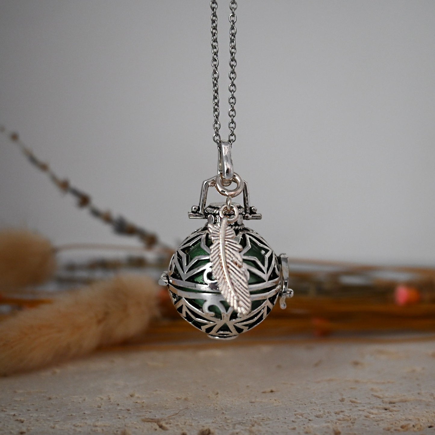 Bola de Grossesse - Lidia Colliers Bola 100% Plaqué Argent, Bille Verte 20mm, Cage 22mm avec Chaine, Création Française, Pendentif Plume