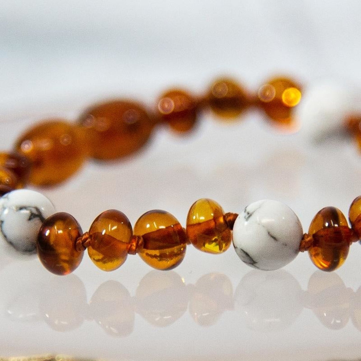 Bracelet Bébé - Ambre et Pierres Naturelles - Cognac / Howlite Bracelet Ambre Ambre, Bijou, Bijou Bébé, Naturelles, Bijoux